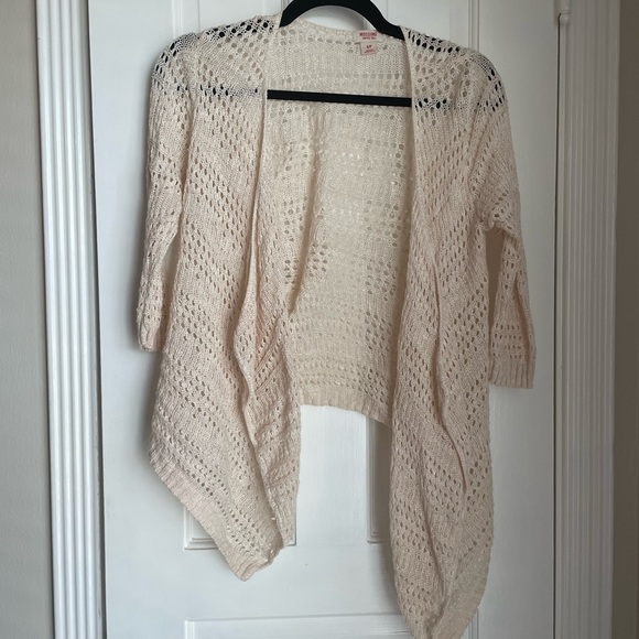 Sweaters - Pretty yarn type cardigan sweater with whole design